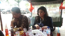 Dino Patti Makan di Pinggir Jalan Kalibata Sebelum Nyekar ke Makam Usman Harun