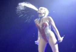 Duh! Miley Cyrus Sembur Penonton Konsernya