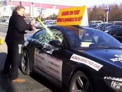 Tak Puas dengan Mobilnya, Pria Ini Hancurkan Mobilnya dengan Palu