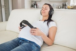 Manfaat Mendengarkan Musik Selama Hamil Bagi Perkembangan si Kecil
