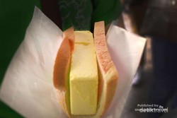 Asyiknya Jajan Es Krim Potong Singapura