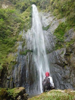 Dahsyatnya Air Terjun Sirawe di Tanah Para Dewa