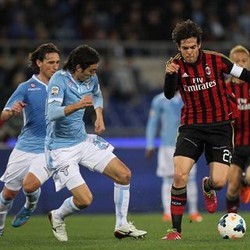 Memaksimalkan Gelandang Bertahan Untuk Menahan Milan