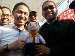 Anis Matta Bagi-bagi Boneka dalam Kampanye Akbar di Makassar
