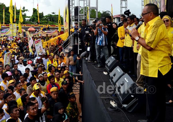 Ical Ajak Keluarga Kampanye Partai Golkar