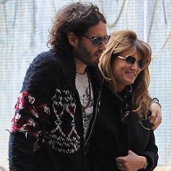 Russell Brand dan Jemima Khan Pamer Kemesraan di London