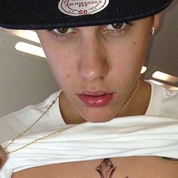 Justin Bieber Pasang Tato di Atas Pesawat
