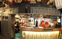 Mies Container, Restoran Bertema Pabrik dengan Pelayan Pria Tampan dan Macho