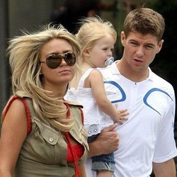 Gerrard Tak Akan Ajak Istri dan Anak ke Brasil