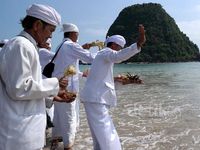 Melihat Upacara Melasti di Pantai Pulau Merah
