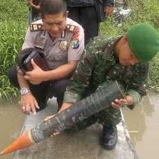 Amunisi Sepanjang 90 Cm Ditemukan Seorang Pemulung di Sungai