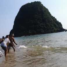 Pulau Merah, Wisata Pantai yang Akrab dengan Kegiatan Keagamaan
