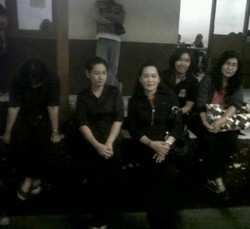 Jelang Vonis, Keluarga Sisca Kompak Berbusana Hitam