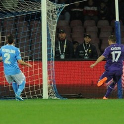 Fiorentina Tundukkan 10 Pemain Napoli