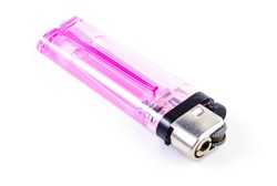 Astaga! Pria Ini Rela Telan Korek Api Hanya Demi Taruhan