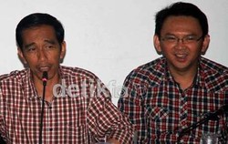 Blusukan, Jokowi Senyum Saat Lihat Stiker Kotak-kotak Bareng Ahok