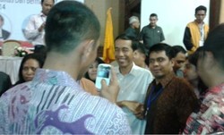 Peserta di Acara APJATI Rebutan untuk Foto, MC Minta Maaf ke Jokowi