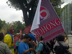 Kecewa Jokowi Nyapres, Demonstran Sambangi Balai Kota Bawa Tiket Kereta ke Solo