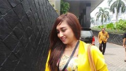 Sefti Lepas Jilbab, Fathanah: Dia Tulang Punggung Keluarga, Saya Ikhlas