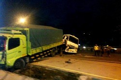 Truk Tabrakan di Depan Gerbang Tol Halim, Lalu Lintas Dialihkan