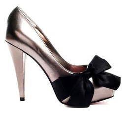 Editors Choice: Tampil Beda Dengan 5 Pilihan Sepatu Warna Silver Metalik