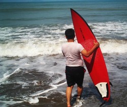 Belajar Surfing di Anyer, Cocok untuk Pemula
