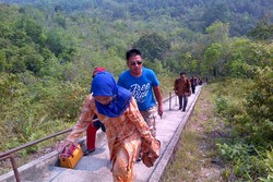 Wisata Ziarah di Tapanuli Tengah, Mendaki 700-an Anak Tangga