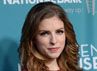 Anna Kendrick Cantik Dibalut Dress Merah