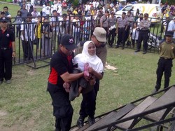 Kampanye PKS, Ibu Penyandang Disabilitas Ini Sampai Digendong Naik Pangggung