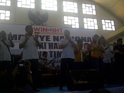 Wiranto dan HT Asyik Joget Bareng di Surabaya