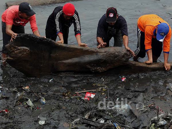 Pembersihan Sampah di BKT