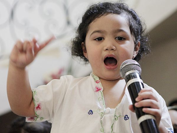 Gemes! Amora Asyik Bernyanyi di Ultah KD