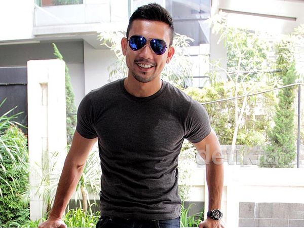 Denny Sumargo Cool Berkacamata Hitam