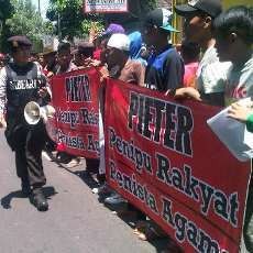 Ribuan Warga Malang Demo Ketua Komisi III DPR RI