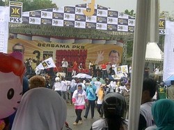 Di Bawah Guyuran Hujan, Simpatisan PKS Ikut Flashmob