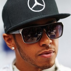 Hamilton Bidik Kemenangan Pertama di Sepang