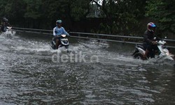 Hujan Guyur Jakarta, Puluhan Motor Mogok Terjebak Genangan di Cawang