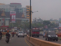Sempat Berkurang, Hari Ini Asap di Pekanbaru Kembali Pekat