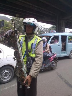 Sisir Jl DI Panjaitan, Polisi dan Relawan Saber Dapat 2 Kg Ranjau Paku