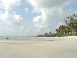 Cantiknya Pantai Romodong di Bangka Utara