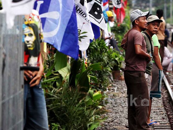 Artribut Parpol Penuhi Bantaran Rel KA