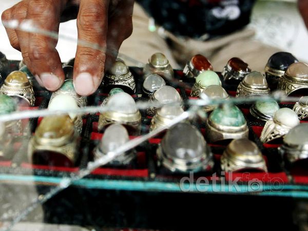 Berburu Batu Akik Kalimantan di Kemanggisan