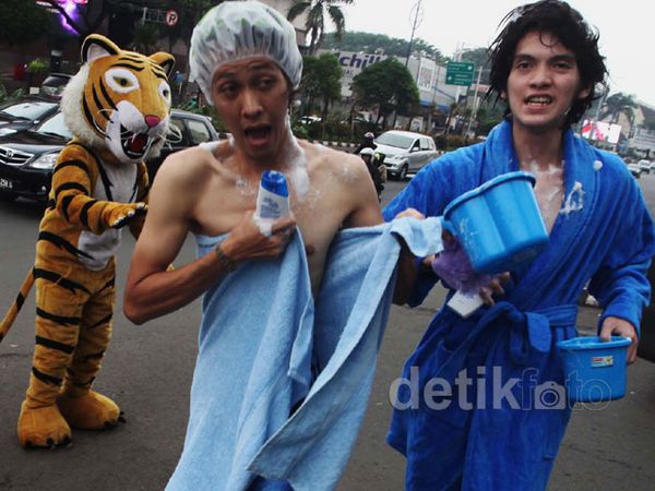 Aksi Harimau Sumatera Kecam Kerusakan Hutan