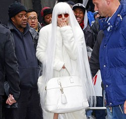 Foto: Penampilan Baru Lady Gaga dengan Rambut Putih Panjang, Berani Coba?