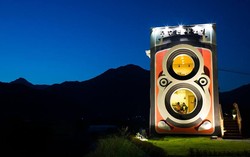 Wah, di Kafe Bentuk Kamera Ini Ada Dua Lensa Sebagai Jendela!