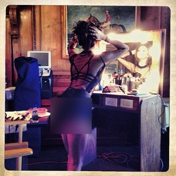 Selena Gomez Pamer Bokong di Instagram