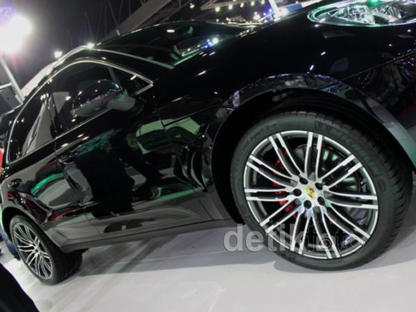 Porsche Macan Meraung di Bangkok