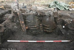 Toilet Berumur 700 Tahun Ditemukan Lengkap dengan Tampungan dan Isinya