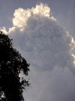 Penampakan Semburan Asap Merapi yang Sempat Kagetkan Warga