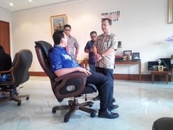 Ini Gaya Ahok Kala Mendapat Hadiah Kursi Baru nan Mewah